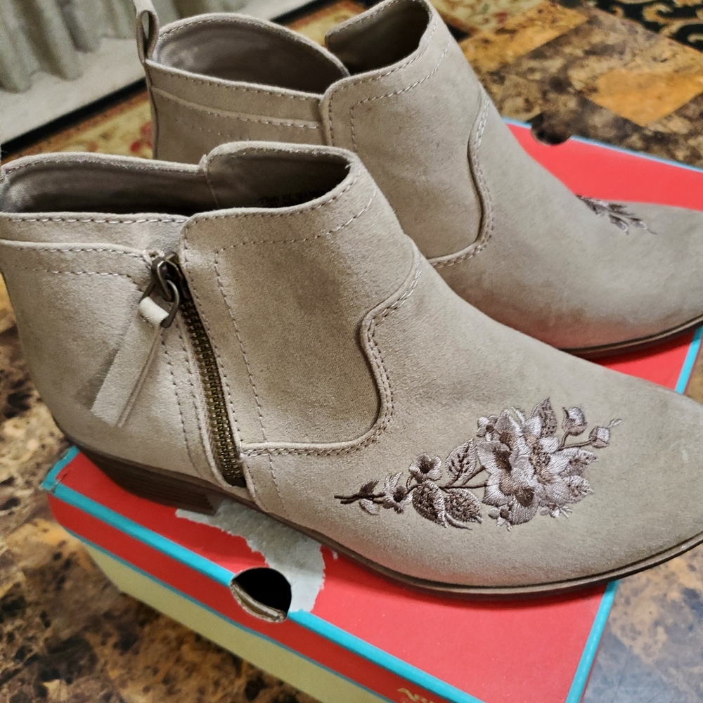 Arizona women's boots size 7.5 W